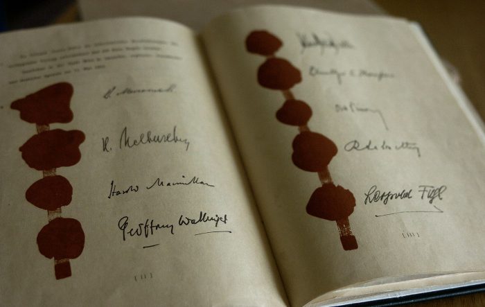 Das österreichische Exemplar der Staatsvertrages mit den Unterschriften.